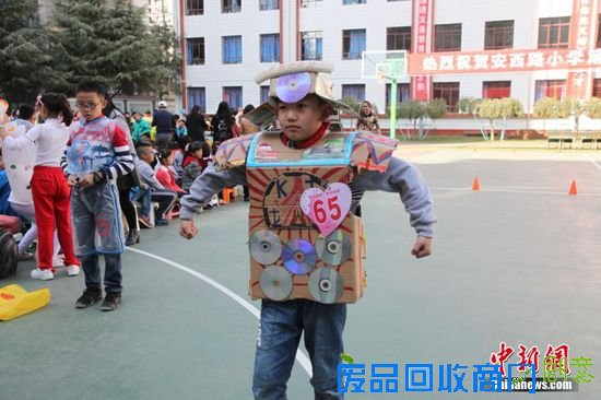 学生展示自己制作的“创意时装”。