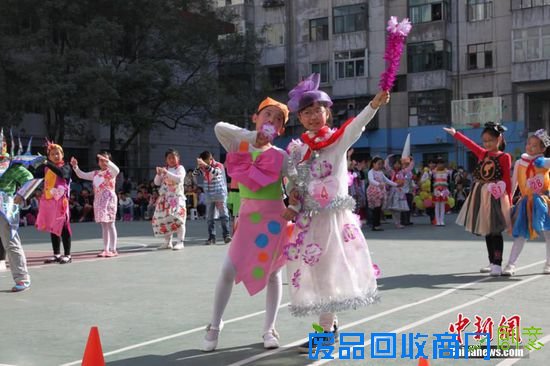 学生展示自己制作的“创意时装”。