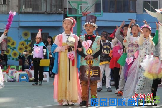 学生展示用废弃的纱布和纸张等做的“古装”。