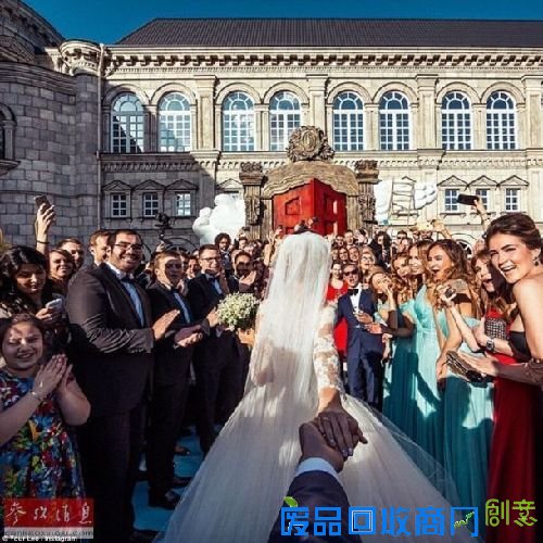 俄“牵手环游世界”情侣结婚啦!唯美婚纱照曝光