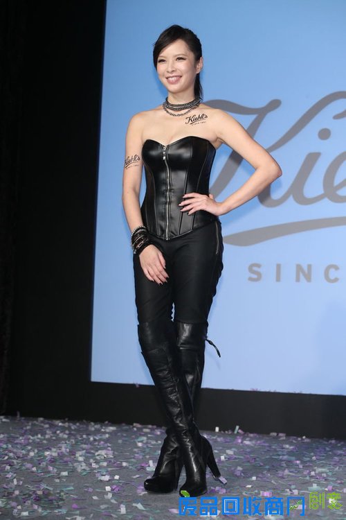 穿皮裤的美女人体摄影,美女穿紧身打底皮裤,什么样的女人穿皮裤