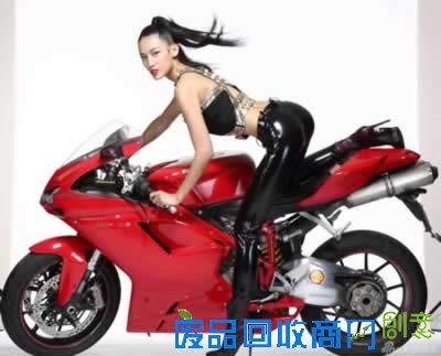 穿皮裤的美女人体摄影,美女穿紧身打底皮裤,什么样的女人穿皮裤