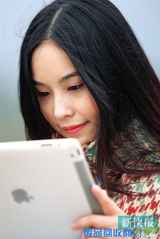 13岁开始写小说、16岁出版第一本小说集、17岁成为中国作家协会最年轻的会员、18岁召集几十名同学创办动漫工作室、20岁出头和工作室成员创作的剧本被改编成热门动画在央视及多家省级电视台热播……这些不寻常的经历都属于一个看上去有些腼腆柔弱的美丽女孩—王虹虹。