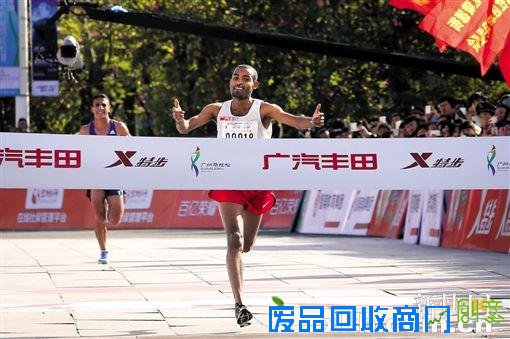 这边冠军争分夺秒刷纪录 那边美眉穿婚纱上阵抢眼球