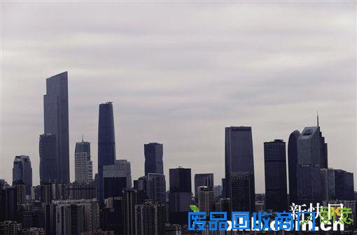 这边冠军争分夺秒刷纪录 那边美眉穿婚纱上阵抢眼球