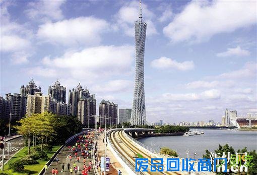 这边冠军争分夺秒刷纪录 那边美眉穿婚纱上阵抢眼球