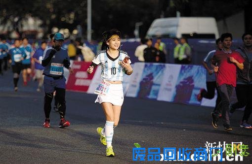 这边冠军争分夺秒刷纪录 那边美眉穿婚纱上阵抢眼球