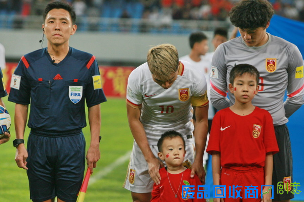 郑智抱朋友儿子出场 萌娃表情可爱频抢镜(图)