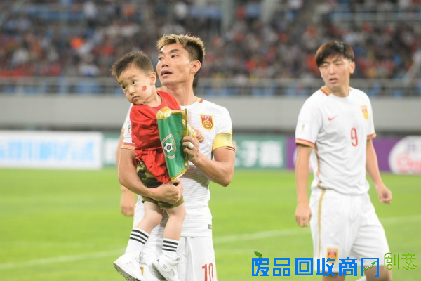 郑智抱朋友儿子出场 萌娃表情可爱频抢镜(图)