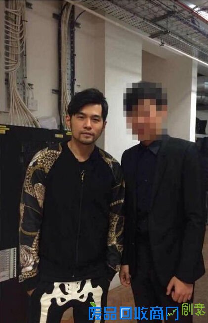 周杰伦给女友昆凌买戒指,随后又有网友在伦敦遇到周董买结婚