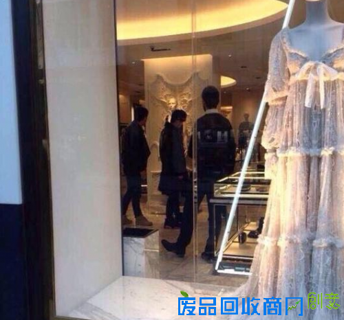 周杰伦给女友昆凌买戒指,再有网友在伦敦遇到周董买结婚西装