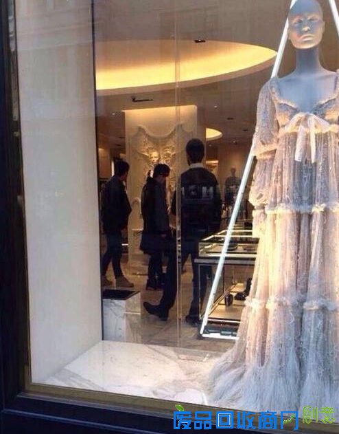 周杰伦给女友昆凌买戒指,随后又有网友在伦敦遇到周董买结婚