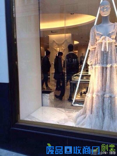 周杰伦逛婚纱店 