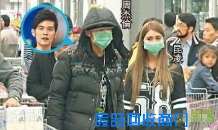 周杰伦携昆凌购物 周杰伦与女友昆凌现身商场 戴口罩逛街 