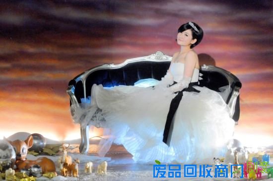 selina再度携手周杰伦穿婚纱扮公主 