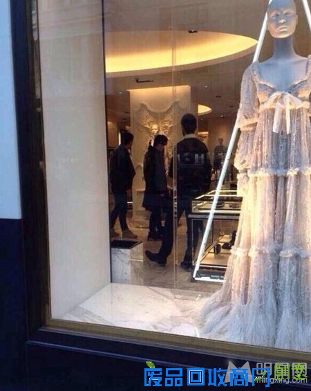 周杰伦成功求婚昆凌 挑婚纱花絮备受羡慕 