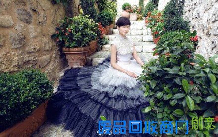 李宇春婚纱照娇俏可人 网友:被秒了