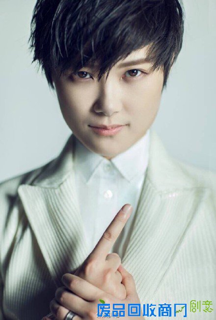 李宇春婚纱照娇俏可人 网友:被秒了