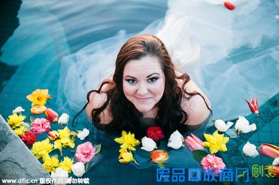 生死两茫茫她用一个人的婚纱照告慰男友