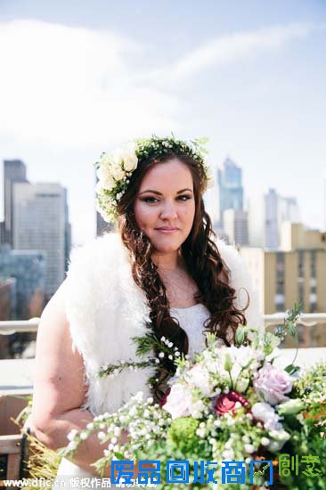 生死两茫茫她用一个人的婚纱照告慰男友