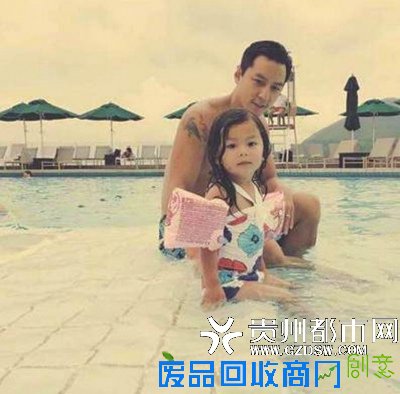 吴彦祖晒与爱女游泳近照 Raven模样可人(图)