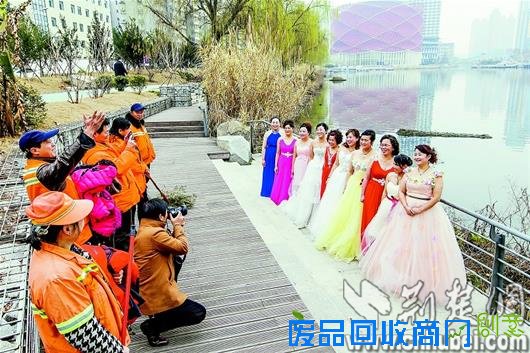 三八妇女节武汉环卫女工脱工装换礼服展美姿(图)