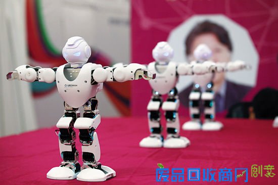 工业设计节上的机器人跳舞表演