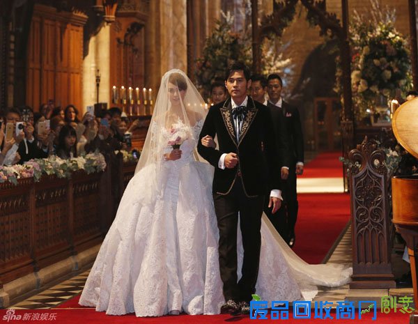 周杰伦牵手昆凌走入教堂。