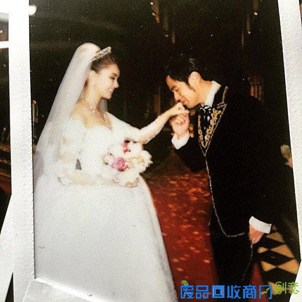 周杰伦亲吻妻子昆凌的手。