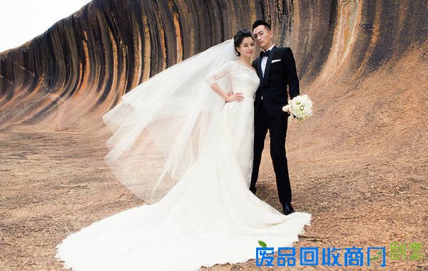 据台湾媒体报道，徐若瑄今年2月闪婚，与老公李云峰赴澳洲照婚纱照，画面唯美浪漫。据了解，徐若瑄将和老公定居新加坡，6月29日将在巴厘岛办婚礼，7月23日在台北办女方归宁喜宴。图为徐若瑄与老公在戈壁拍婚纱照。
