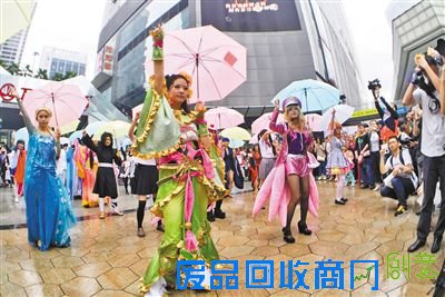 100多名动漫爱好者玩快闪。