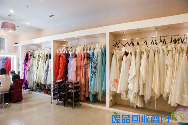 新娘求刺激拍大胆“裸体”婚纱照遭猥亵身亡