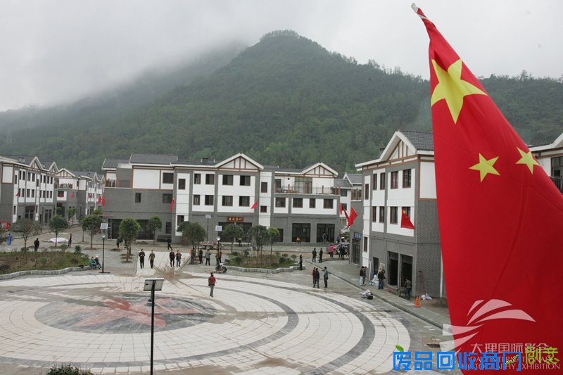 《春回雅安》摄影师：郭俊锋  两周年之际，我再次前往曾经因为地震而让我拥有难忘记忆的地方，走过当年睡过的帐篷集散地，勾起了那段心酸的思绪。然而，当看到映入眼帘的一座座新楼房拔地而起，看到一个个新村展现的新貌，看到灾区群众脸上露出的对明天生活的向往表情，我衷心地祝福雅安的明天更美好，雅安人的生活更加幸福。