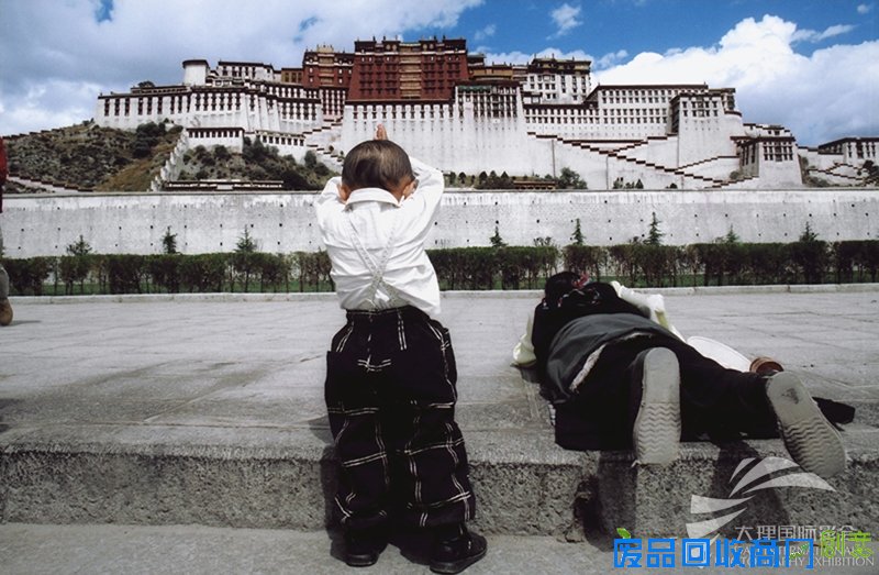 《普通人的肖像》摄影师：赵洪波  肖像摄影在摄影中占有重要的地位，摄影术的发明与起源和纪录人类的肖像密不可分。新闻工作，走南闯北，转瞬而逝的新闻之后，通过这些人像照片我还能记忆起一些人，甚至因为他们我还想起一位朋友，一个村庄，一座城市。这些照片没有什么太多的摄影技巧，我只是想简单地告诉朋友们曾有这么一些普通的人和普通的生活。