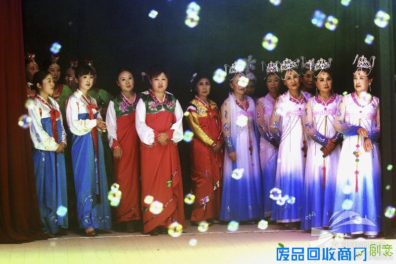 《普通人的肖像》摄影师：赵洪波  肖像摄影在摄影中占有重要的地位，摄影术的发明与起源和纪录人类的肖像密不可分。新闻工作，走南闯北，转瞬而逝的新闻之后，通过这些人像照片我还能记忆起一些人，甚至因为他们我还想起一位朋友，一个村庄，一座城市。这些照片没有什么太多的摄影技巧，我只是想简单地告诉朋友们曾有这么一些普通的人和普通的生活。