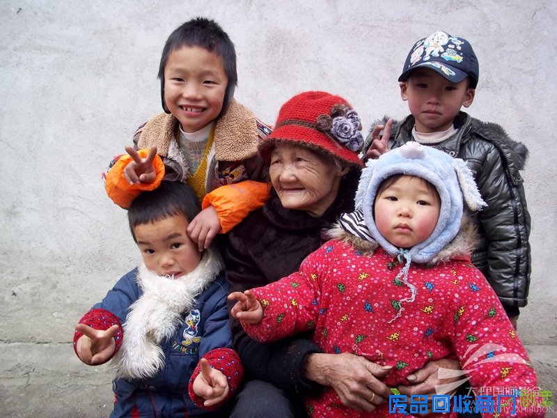 《外婆》摄影师：蒋新军  在外婆生命的最后几年里，我成为一名摄影记者。过年回家，如果稍早几天，就能赶上春节前外婆的生日。家人们早已把为她过生日当成节日的一部分。也就是这个时候，是我记录老人和她的孩子们最好的时机。2015年6月，我在大雨中送走老人，祝福她天堂安康。