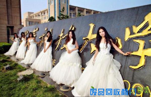 美女学生校园拍唯美婚纱照走红网络