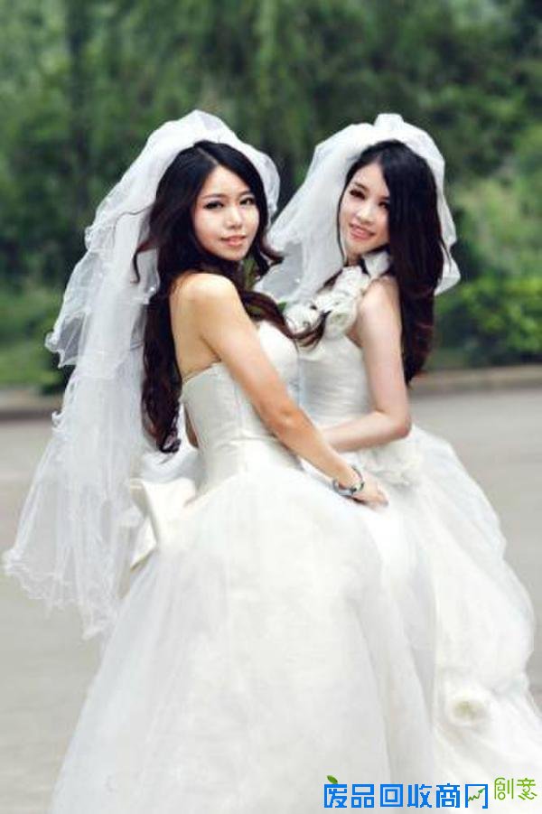 美女学生校园拍唯美婚纱照走红网络