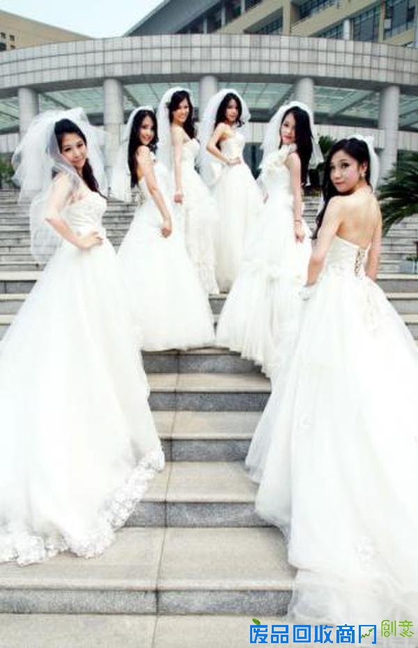 美女学生校园拍唯美婚纱照走红网络