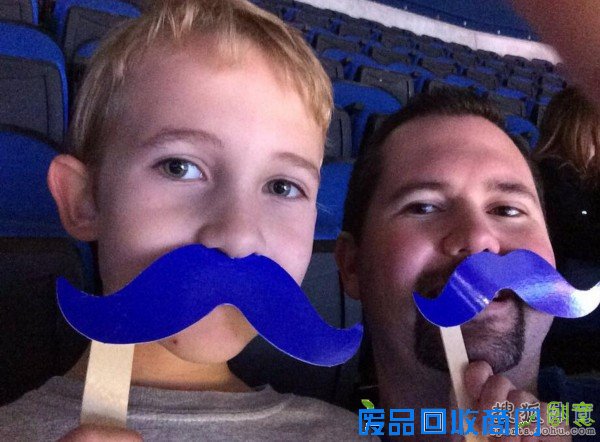 魔术队的球迷玩疯了 人手一支蓝胡子太可爱(图)