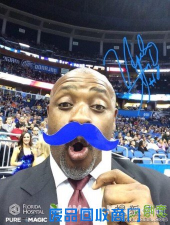 魔术队的球迷玩疯了 人手一支蓝胡子太可爱(图)