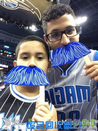 魔术队的球迷玩疯了 人手一支蓝胡子太可爱(图)