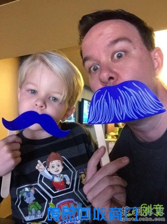 魔术队的球迷玩疯了 人手一支蓝胡子太可爱(图)