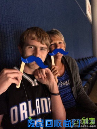 魔术队的球迷玩疯了 人手一支蓝胡子太可爱(图)