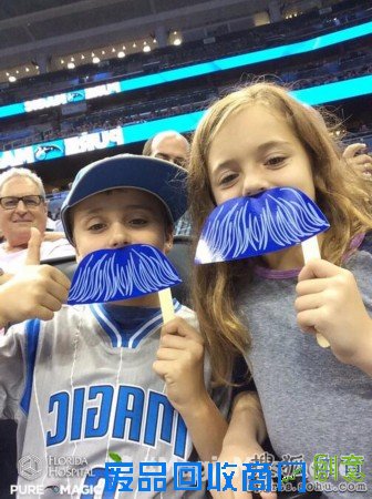 魔术队的球迷玩疯了 人手一支蓝胡子太可爱(图)