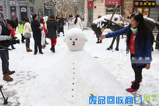 光头雪人。东北网记者