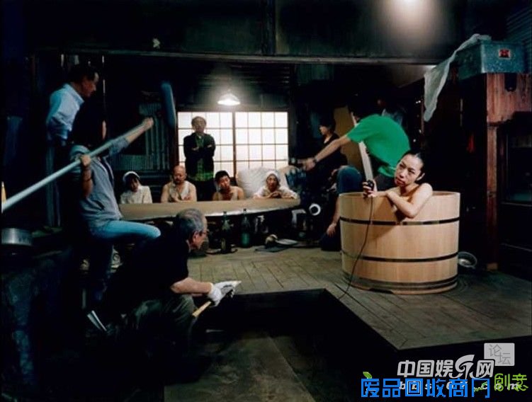 日本美女摄影师公共场合浴盆大胆自拍 - 五花