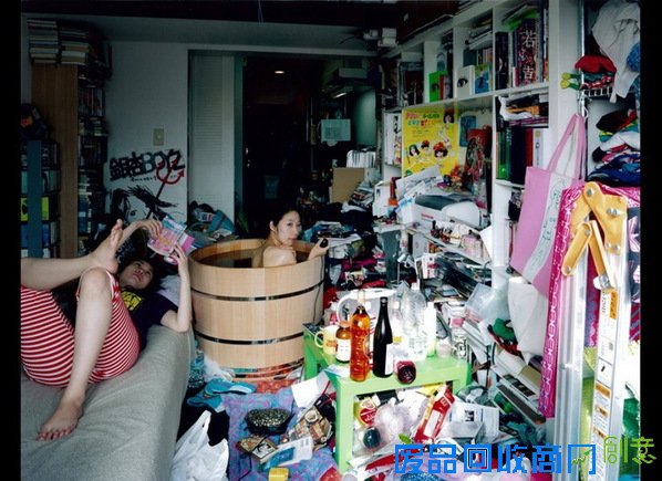 日本美女摄影师在公共场合大胆裸体自拍_讲堂