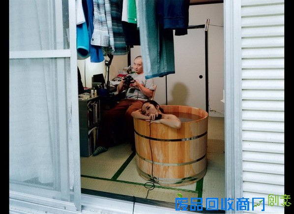 日本美女摄影师在公共场合大胆裸体自拍_讲堂