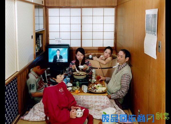 日本美女摄影师在公共场合大胆裸体自拍_讲堂